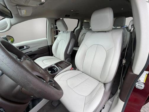 Velvet Red Pearlcoat 2021 Chrysler Voyager LXI