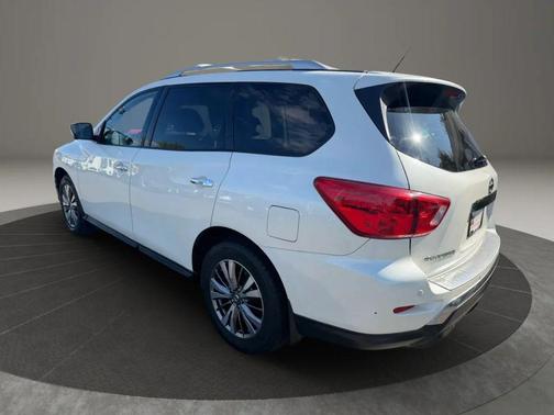 White 2018 Nissan Pathfinder SL