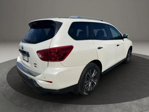 White 2018 Nissan Pathfinder SL