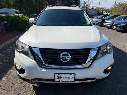 White 2018 Nissan Pathfinder SL
