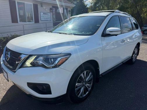 White 2018 Nissan Pathfinder SL