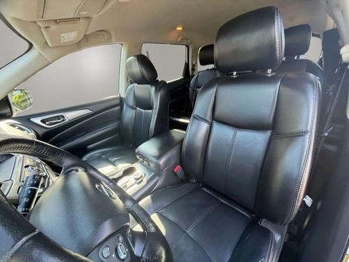 White 2018 Nissan Pathfinder SL