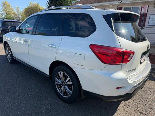 White 2018 Nissan Pathfinder SL