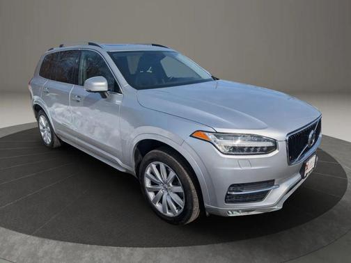 Bright Silver Metallic 2017 Volvo XC90 T6 Momentum