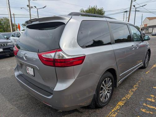 2018 Toyota Sienna XLE