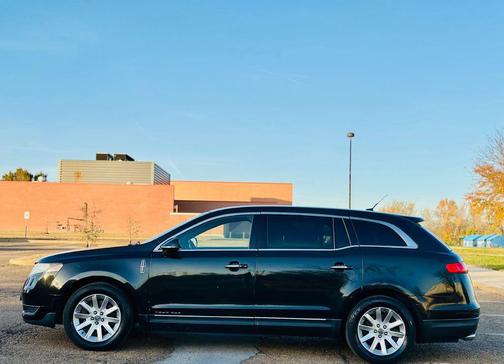 2013 Lincoln MKT Livery