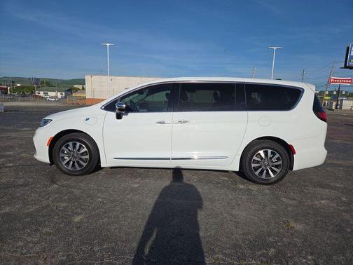 Bright White Clearcoat 2023 Chrysler Pacifica Hybrid Limited