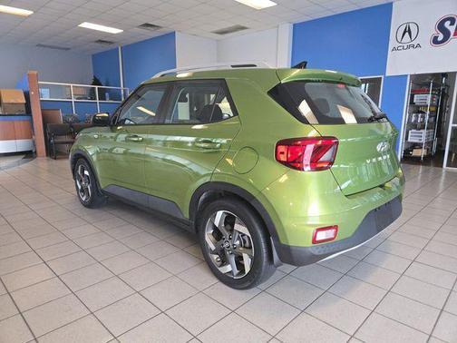 Green Apple 2022 Hyundai VENUE SEL