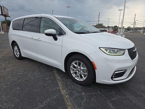 Bright White Clearcoat 2023 Chrysler Pacifica Touring L