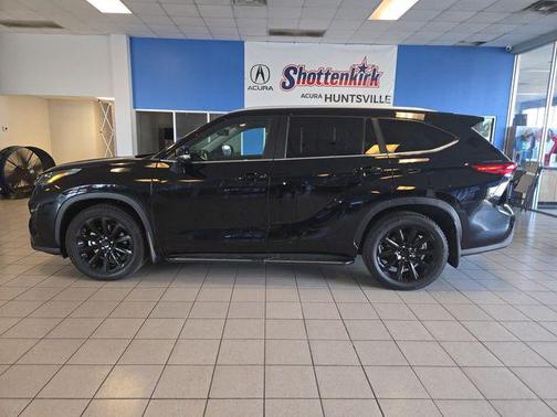 Midnight Black Metallic 2023 Toyota Highlander Hybrid XLE