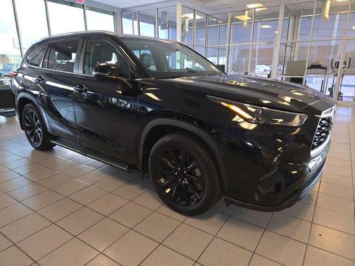 Midnight Black Metallic 2023 Toyota Highlander Hybrid XLE