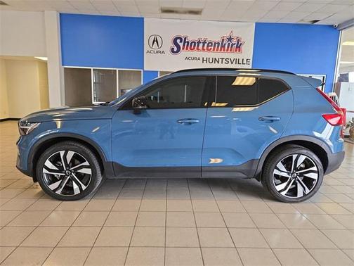 2023 Volvo XC40 B5 Ultimate Dark Theme
