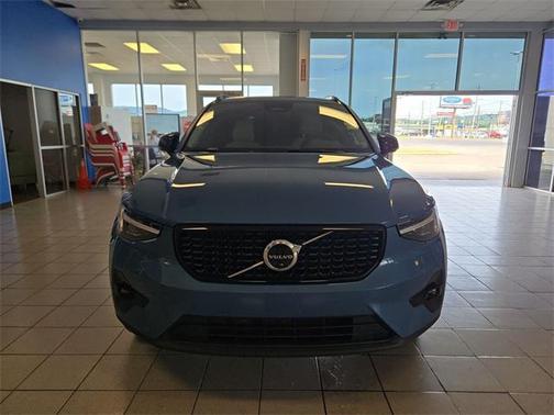 2023 Volvo XC40 B5 Ultimate Dark Theme