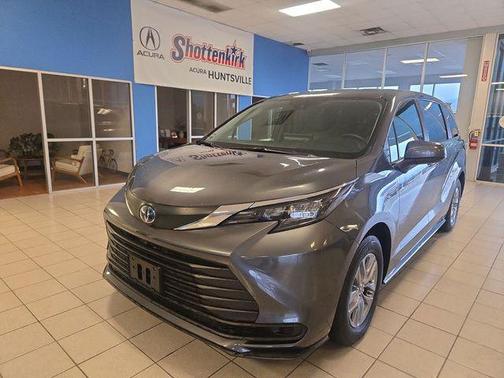 2025 Toyota Sienna LE