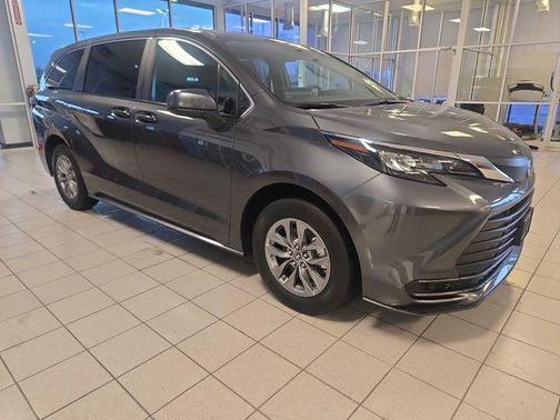 2025 Toyota Sienna LE