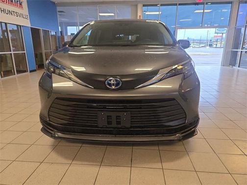 2025 Toyota Sienna LE