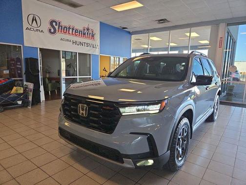 Sonic Gray Pearl 2025 Honda Pilot TrailSport