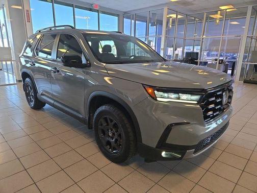 Sonic Gray Pearl 2025 Honda Pilot TrailSport