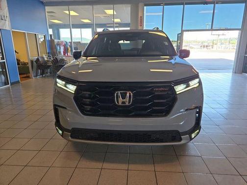 Sonic Gray Pearl 2025 Honda Pilot TrailSport