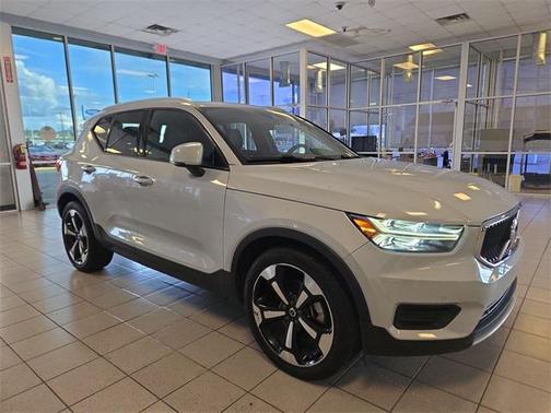 2020 Volvo XC40 T5 Momentum