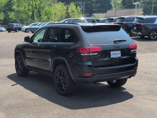 Diamond Black Crystal Pearlcoat 2018 Jeep Grand Cherokee Upland