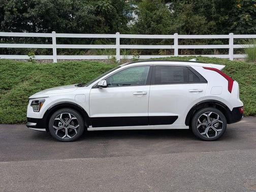 Snow White Pearl 2025 Kia Niro Touring