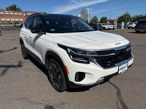 Clear White/Black Roof 2024 Kia Seltos SX