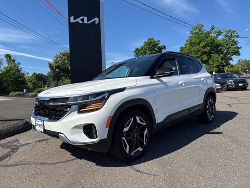 Clear White/Black Roof 2024 Kia Seltos SX