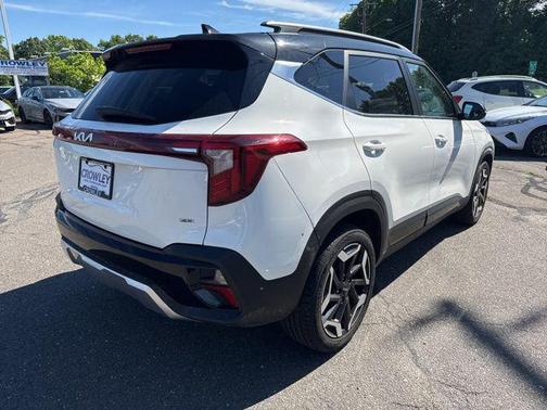 Clear White/Black Roof 2024 Kia Seltos SX