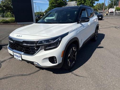Clear White/Black Roof 2024 Kia Seltos SX