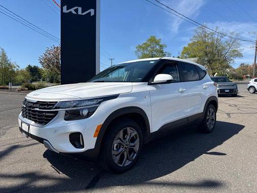 Snow White Pearl 2024 Kia Seltos LX
