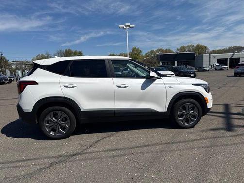 Snow White Pearl 2024 Kia Seltos LX