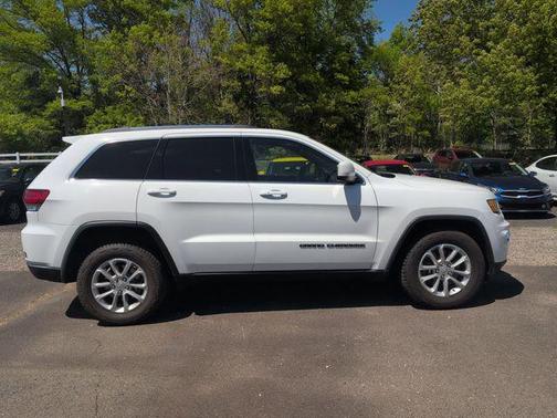 Bright White Clearcoat 2021 Jeep Grand Cherokee Laredo