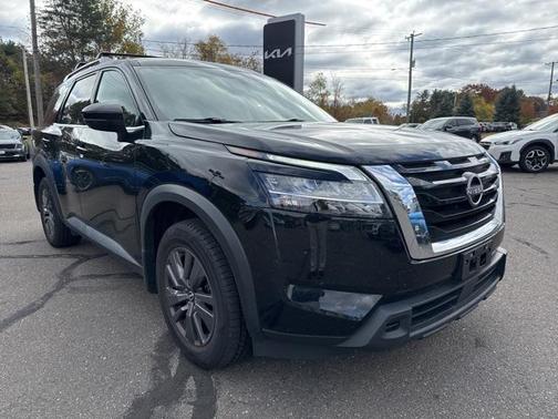 2022 Nissan Pathfinder SV