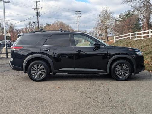 2022 Nissan Pathfinder SV