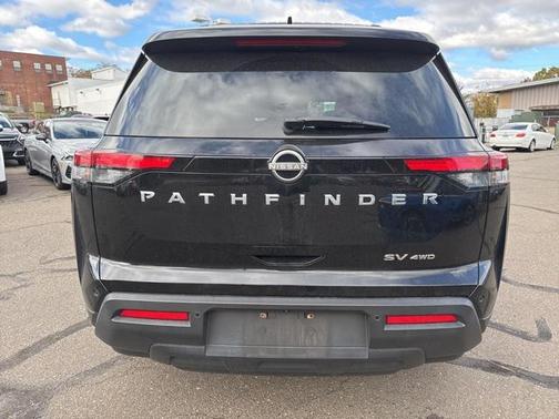 2022 Nissan Pathfinder SV