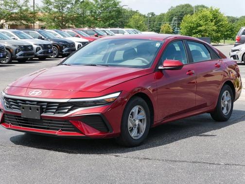 2024 Hyundai ELANTRA SE