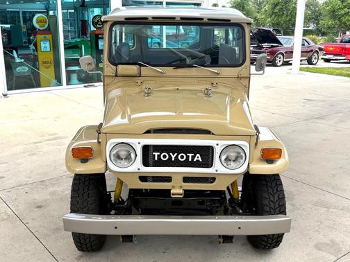 Cream 1978 Toyota Land Cruiser Base