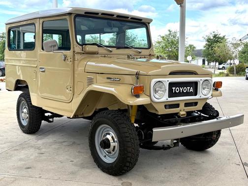 Cream 1978 Toyota Land Cruiser Base