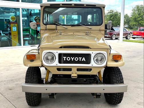 Cream 1978 Toyota Land Cruiser Base
