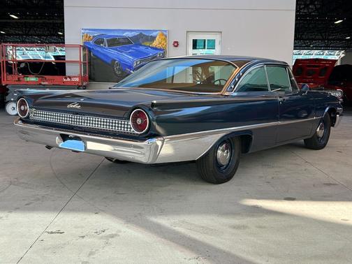 1961 Ford Galaxie Starliner