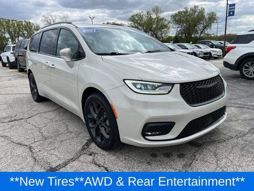 Luxury White Pearlcoat 2021 Chrysler Pacifica Touring L
