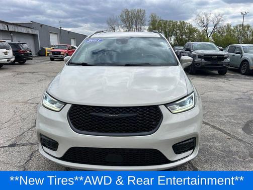 Luxury White Pearlcoat 2021 Chrysler Pacifica Touring L