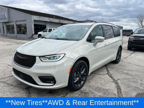 Luxury White Pearlcoat 2021 Chrysler Pacifica Touring L