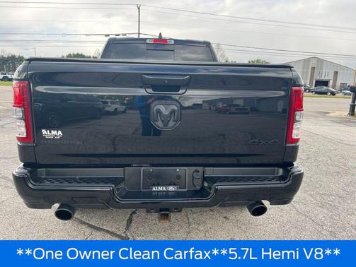 Diamond Black Crystal Pearlcoat 2022 RAM 1500 Big Horn/Lone Star