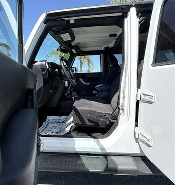 Bright White Clearcoat 2014 Jeep Wrangler Unlimited Sahara