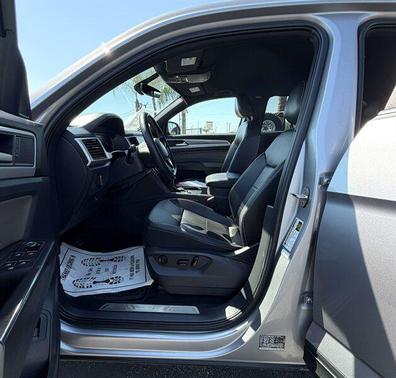 Pyrite Silver Metallic 2022 Volkswagen Atlas Cross Sport 3.6L V6 SE w/Technology