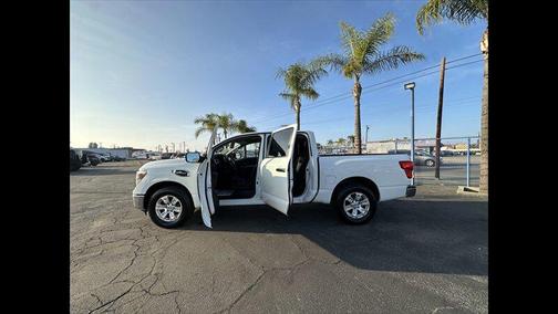 2017 Nissan Titan SV