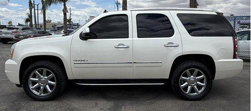 White Diamond Tricoat 2011 GMC Yukon Denali