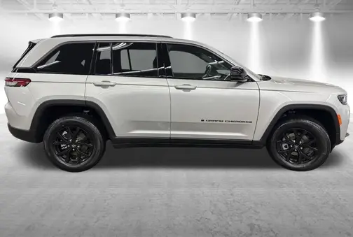 Silver Zynith Exterior Paint 2026 Jeep Grand Cherokee Altitude